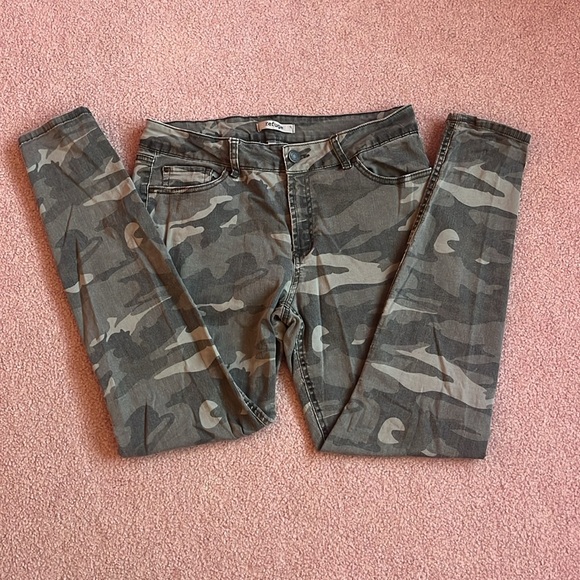 Refuge Camo Jeans Skinny Size 12 - Picture 2 of 7